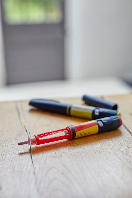 Insulin-Pens auf einer Holzoberflaeche