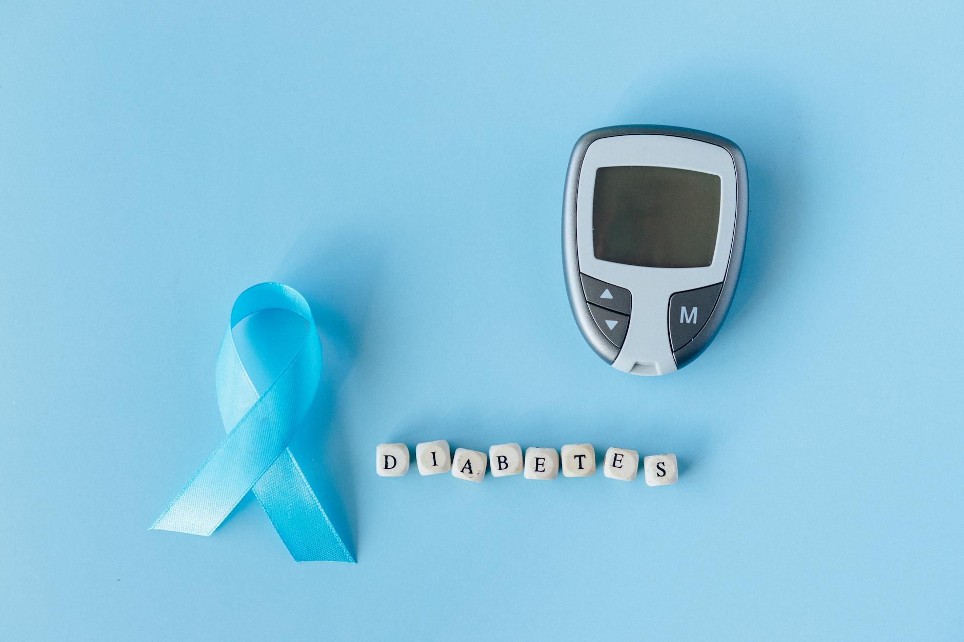 Diabetes-Symbolik mit Messgerät und blauem Band.