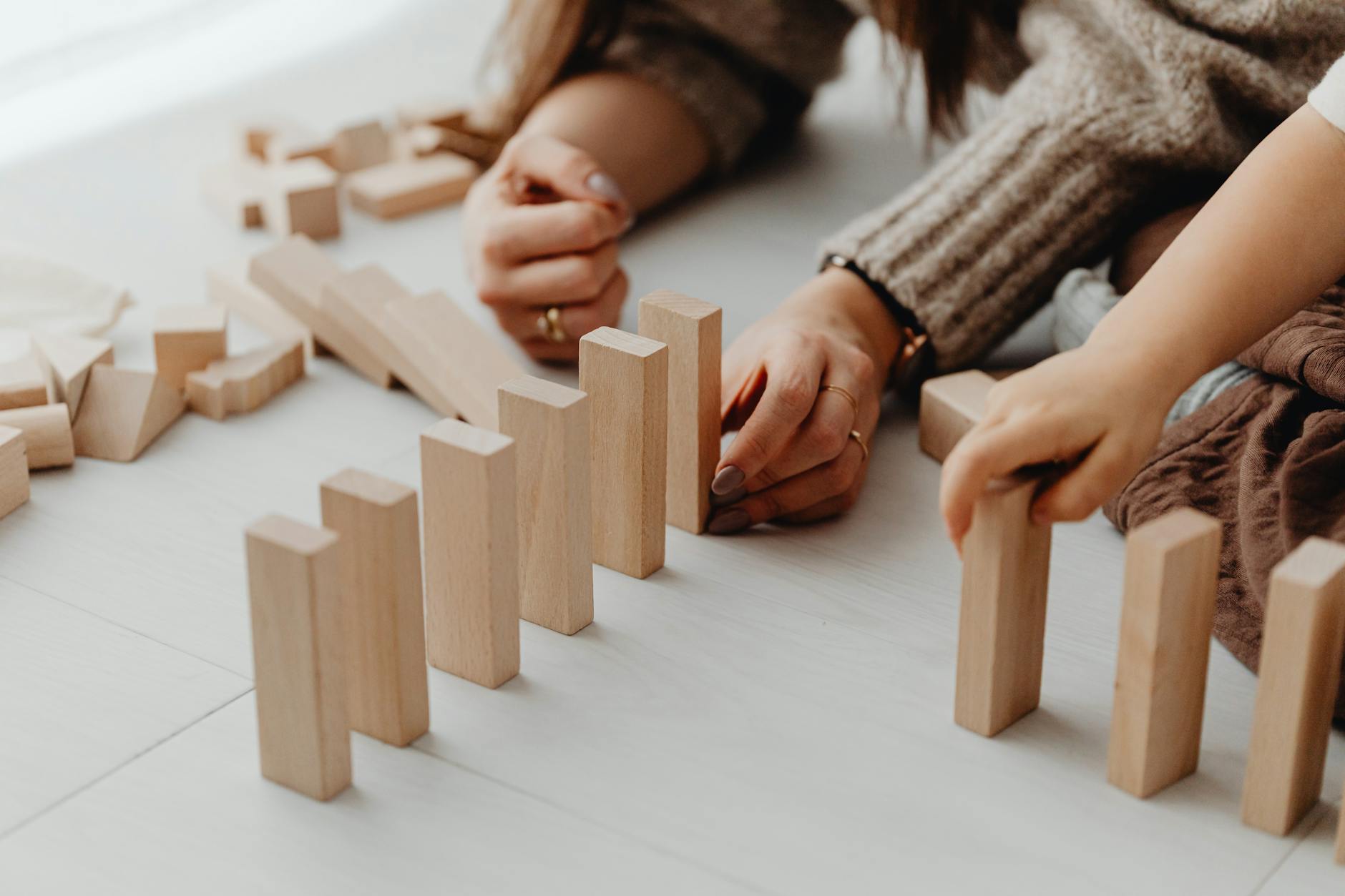 Domino-Steine als Symbol für Entwicklungs- und Verhaltensbesonderheiten.